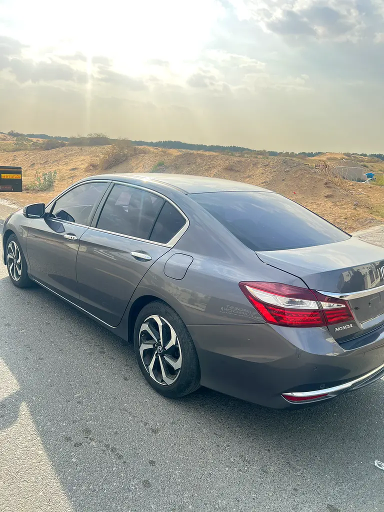 Honda Accord 2016 — photo 1 of 6