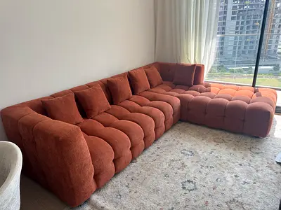 Large L-shaped tufted 6-seater sofa in rust fabric 300 x 220 cm