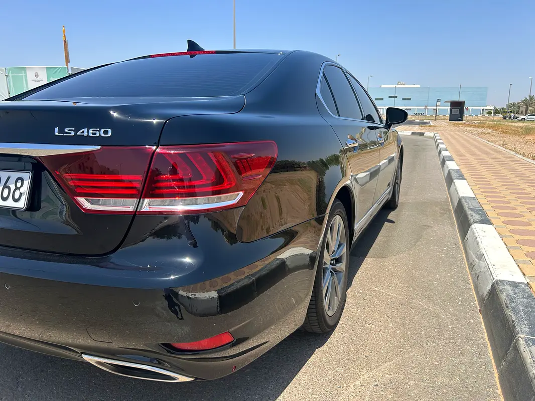 Lexus LS-Series 2015 — photo 1 of 3