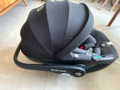 Maxi-Cosi Infant Car Seat (Black) with YOYO base