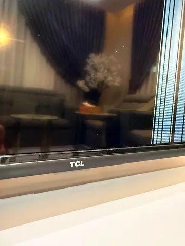TCL Television with Damaged Screen for Parts