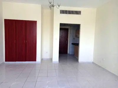 استوديو للإيجار، جاهز للسكن، وقريب من موقف الحافلات.