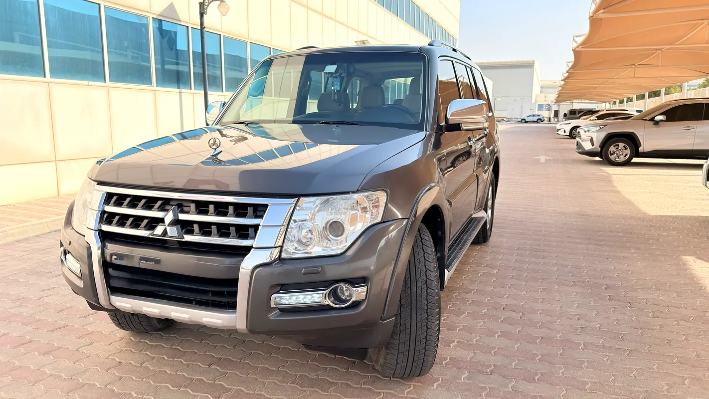 Mitsubishi Pajero 2016 — photo 1 of 10