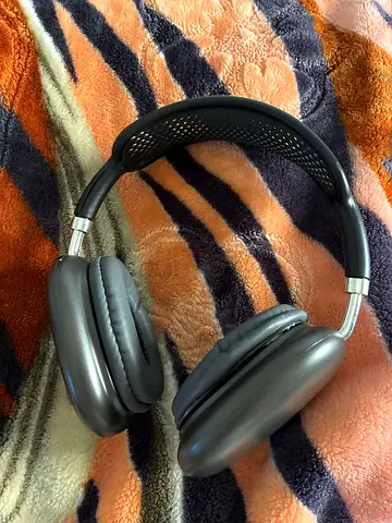 Used over-ear wireless headphones – good condition