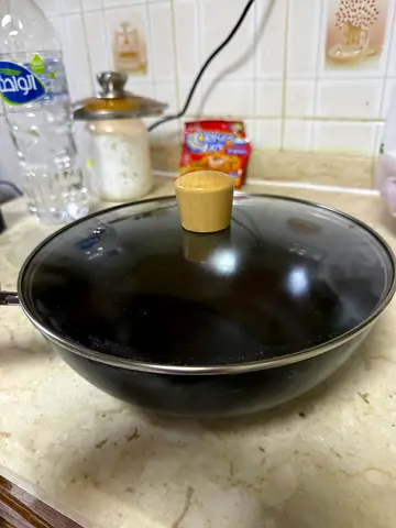 Wok pan with glass lid