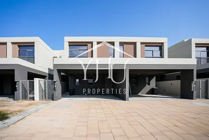 Vacant Single Row | Close to Amenities | Spacious