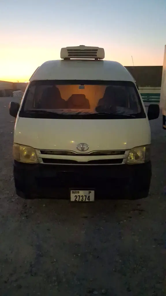 Toyota Hiace 2013 — photo 1 of 7
