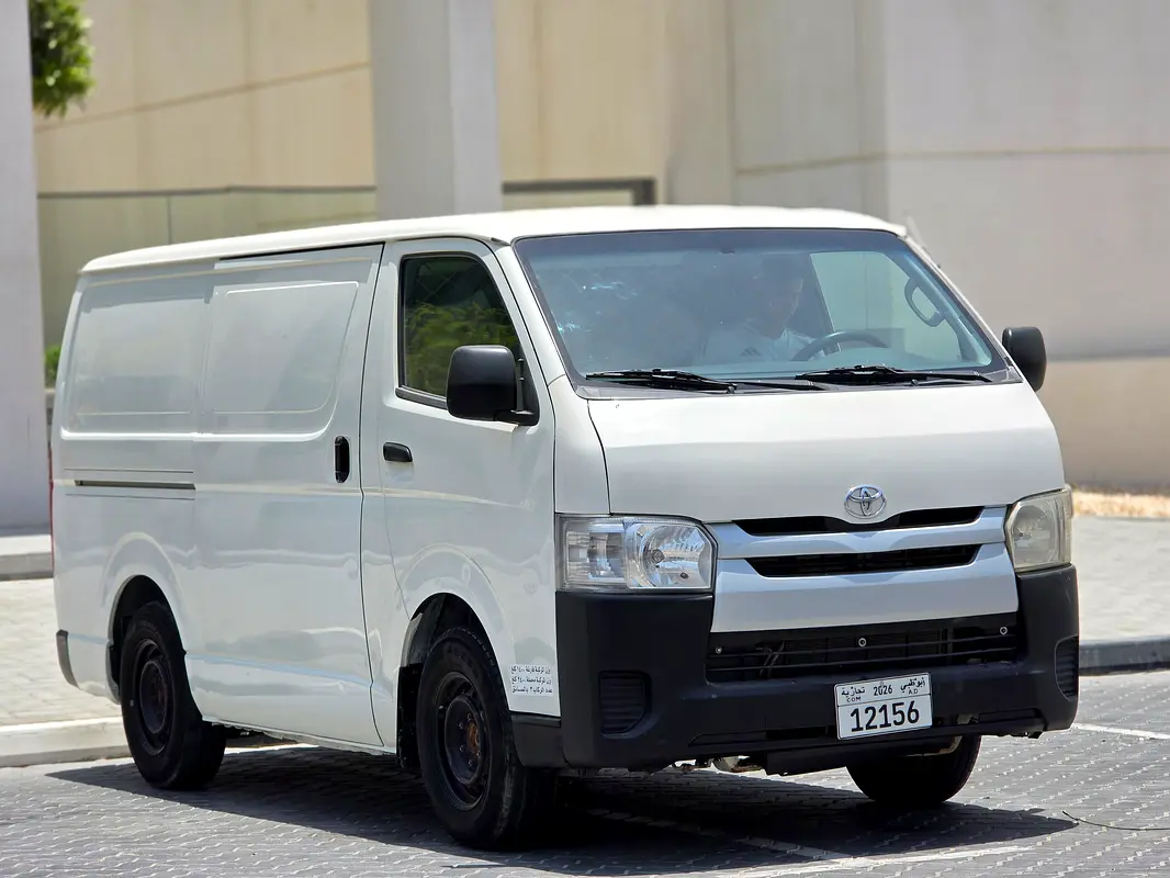 Toyota Hiace 2016 — photo 1 of 17