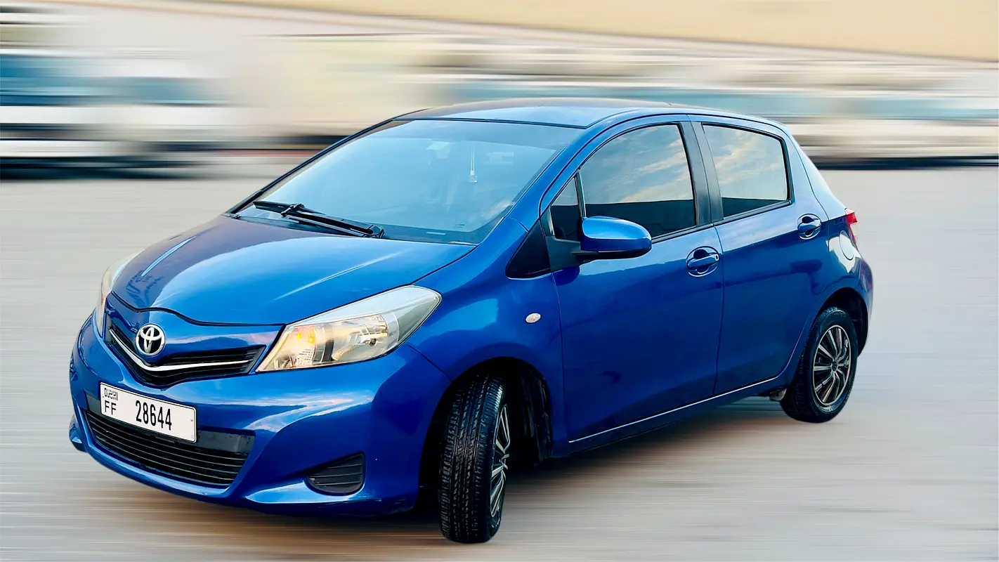 Toyota Yaris 2012 — photo 1 of 8