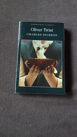Oliver Twist by Charles Dickens - Paperback