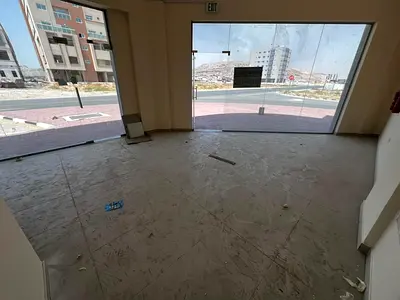 محل تجاري كورنر يصلح لجميع الانشطة _ متوفر باركينج _ مطبخ و حمام جاهز _ مساحة كبيرة _ سهل المخرج للشارقة ودبي