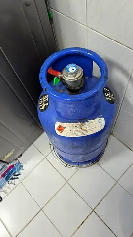 Blue LPG gas cylinder 15 kg - used, good condition with pipe and 2 regulators