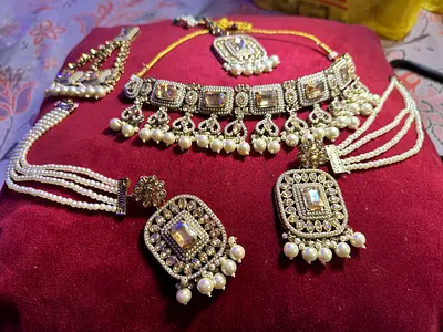Traditional gold-tone kundan necklace set with earrings and maang tikka, excellent condition