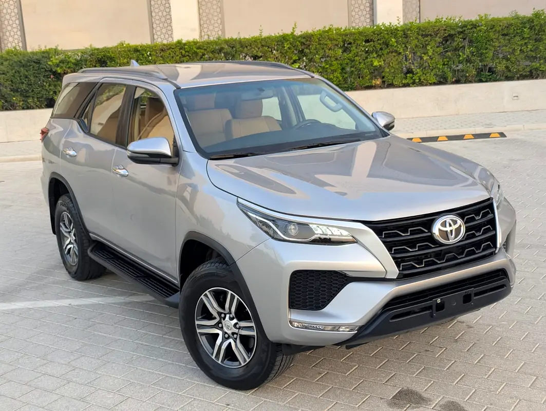 Toyota Fortuner 2023 — photo 1 of 20