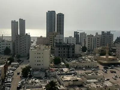 شقة غرفتين وصالة بإطلالة بحرية مميزة، تقع في ثاني صف من الكورنيش، وتتميز بمساحات واسعة وصالة منفصلة وتقسيمات عملية، مع سهولة الوصول إلى الشارقة ودبي.
