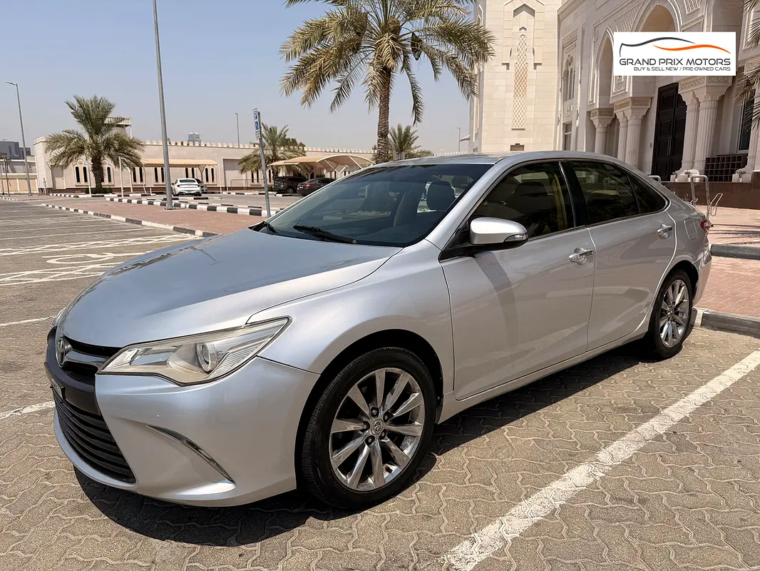 Toyota Camry 2017 — photo 1 of 18