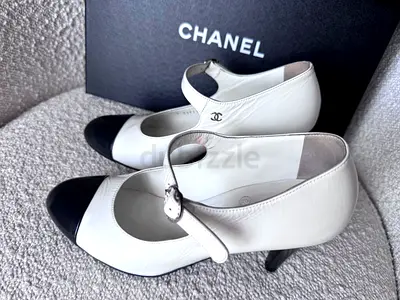 CHANEL Mary Jane heels, classic white black color and CC logo. Authentic. Excellent condition