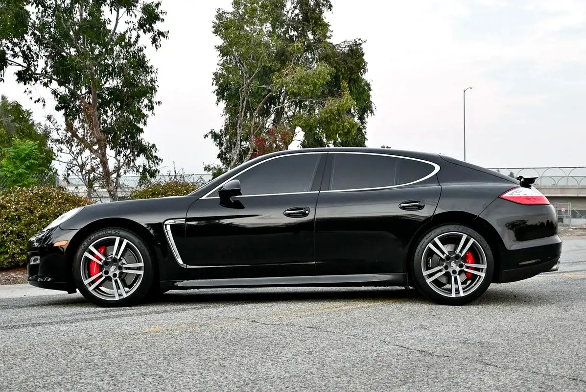 Porsche Panamera 2012 — photo 1 of 10