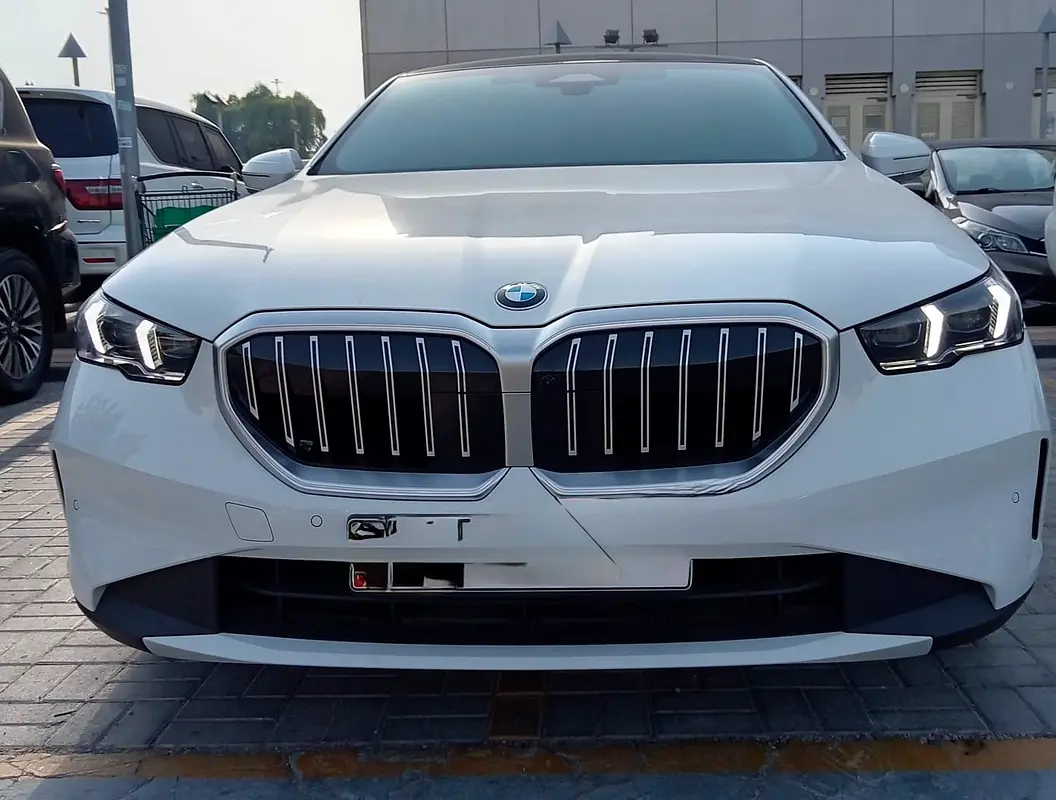 BMW 5-Series 2025 — photo 1 of 10