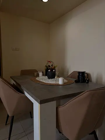 dining table (سفرة طعام)