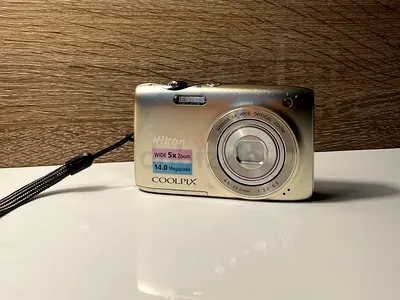 Nikon COOLPIX S3100 Compact Point Shoot Camera - Silver