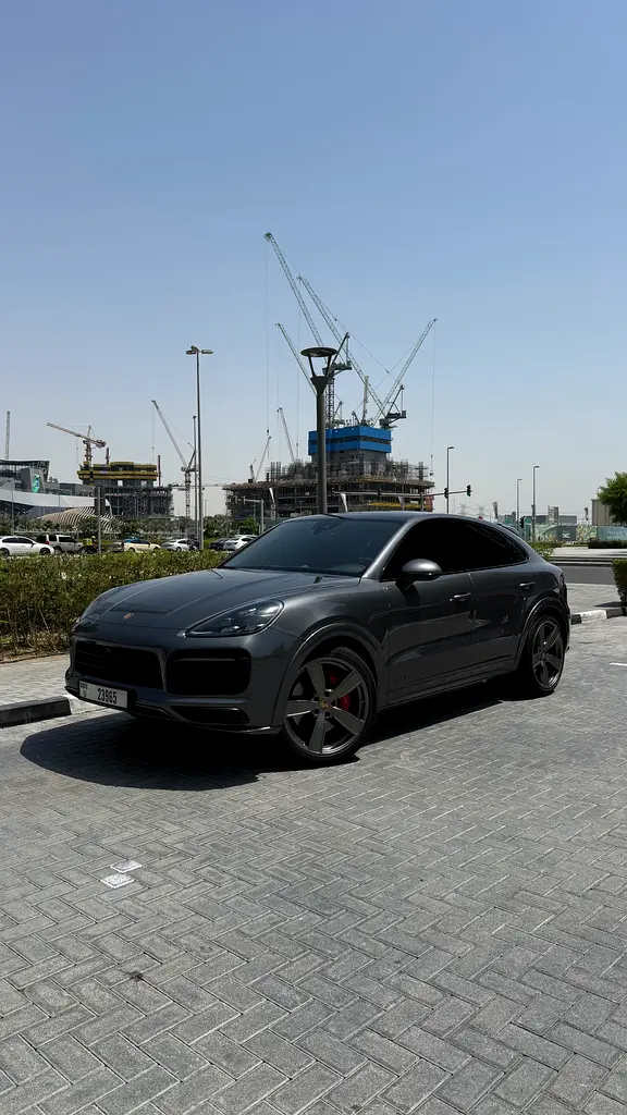 Porsche Cayenne 2021 — photo 1 of 10
