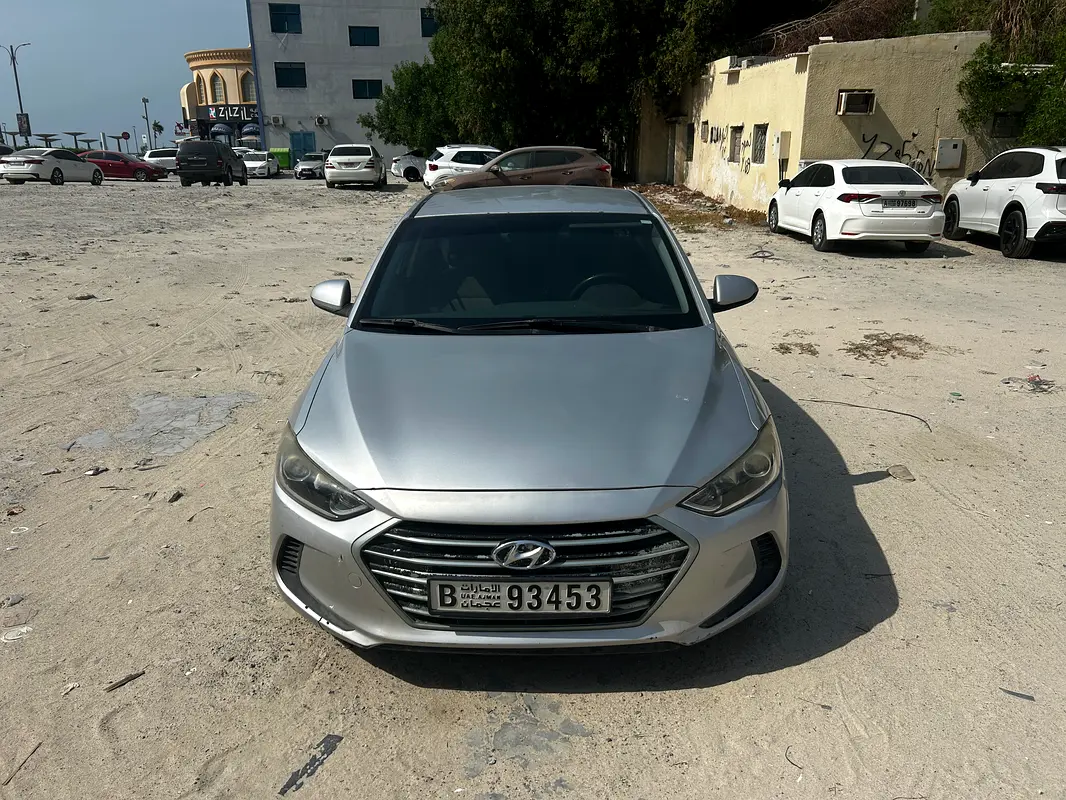 Hyundai Elantra 2018 — photo 1 of 8