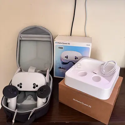 Meta Quest 3S 128gb VR Headset with Controllers, Box and Carry Case