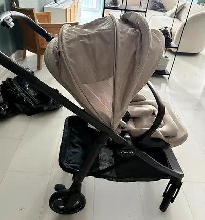 Nuna Swiv - Lightweight beige stroller