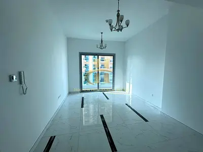 Stunning | Massive | Close to Kitchen | Mid floor