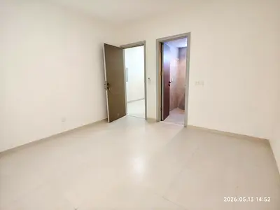 شقه للايجار السنوي بالمجاز2 3غرفه وصاله بنايه جديده اول ساكن 2حمام علي شارع الوحده