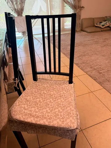Ikea extendable dining table with 6 chairs