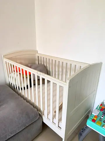 Mama  Papa White Wooden Baby Crib / Cot - Good Condition With Matress included text me on whatsap