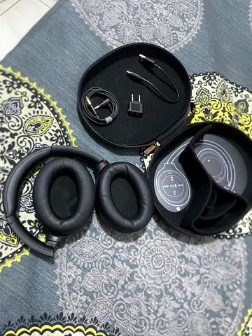 Sony WH-1000XM4 Noise Canceling Headphones with Case, charging cable and charger + 1 Year Warranty