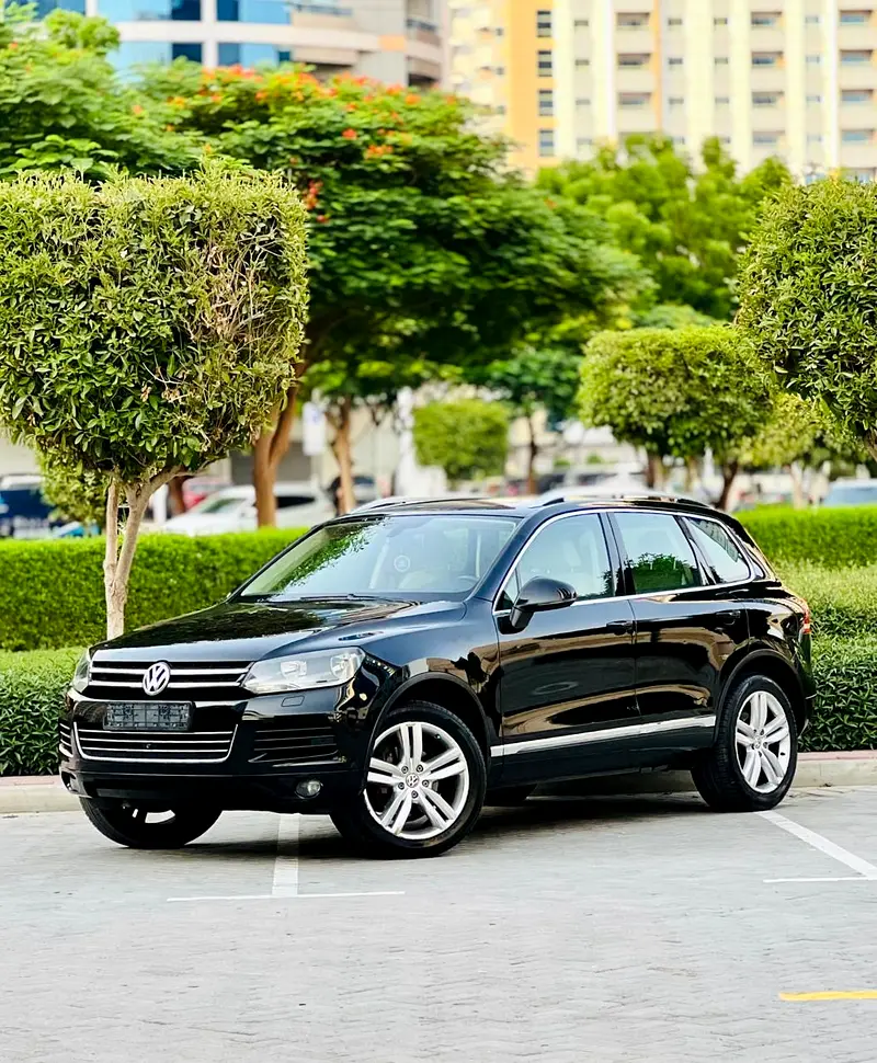 Volkswagen Touareg 2011 — photo 1 of 17