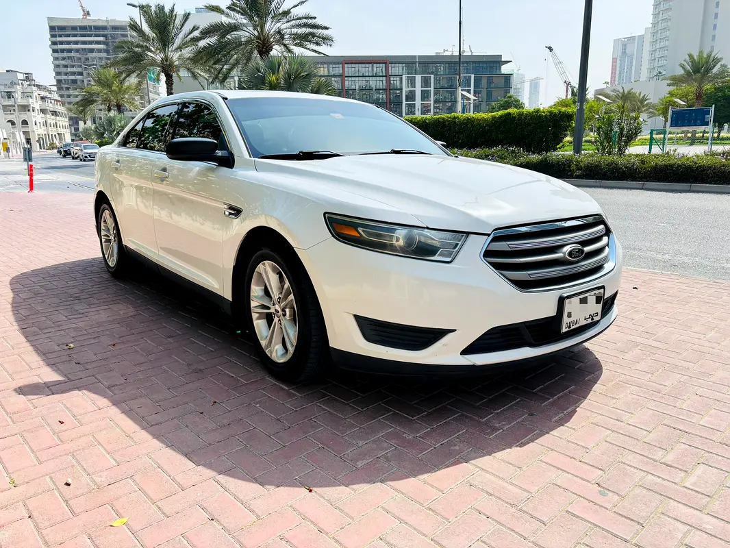 Ford Taurus 2014 — photo 1 of 10