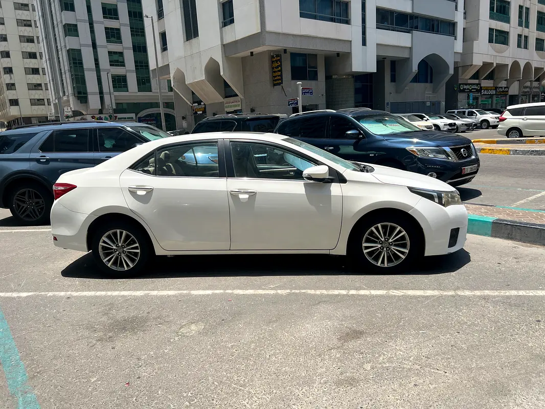 Toyota Corolla 2015 — photo 1 of 7
