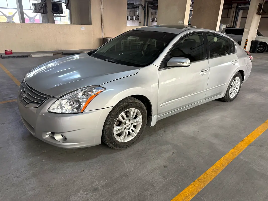 Nissan Altima 2012 — photo 1 of 13