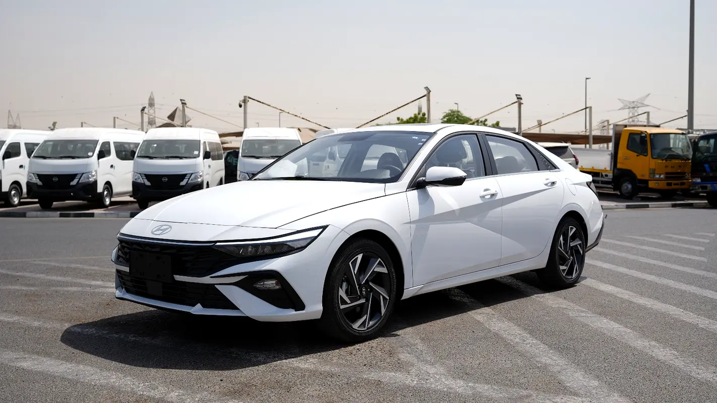 Hyundai Elantra 2025 — photo 1 of 16