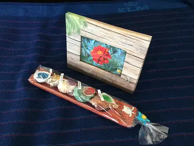 Souvenir MALDIVES Scented Seashell Candles and Picture Frame
