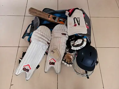 Complete cricket kit with bat, pads, gloves, helmet and bag - used (Junior RH)
