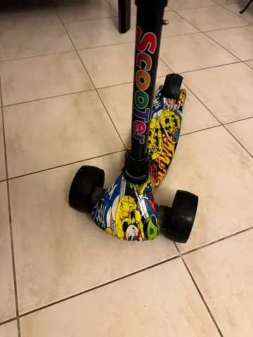 Kids 3-Wheel Scooter with Graphic Deck and LED Light Wheels – Excellent Condition