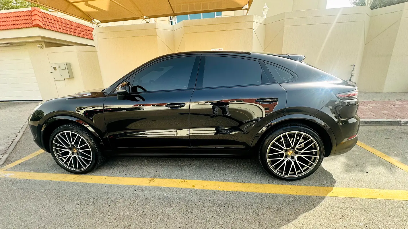 Porsche Cayenne 2022 — photo 1 of 8