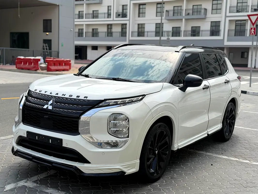 Mitsubishi Outlander 2024 — photo 1 of 12