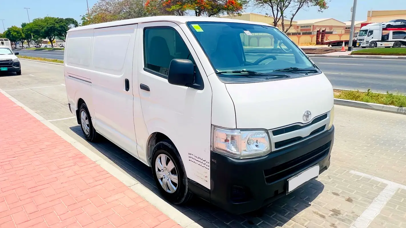 Toyota Hiace 2013 — photo 1 of 7
