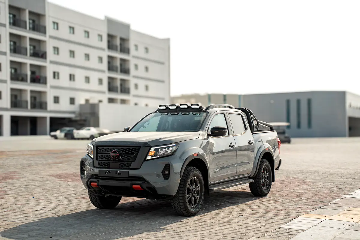 Nissan Navara 2025 — photo 1 of 20