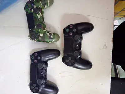 3 Ps4 controllers original