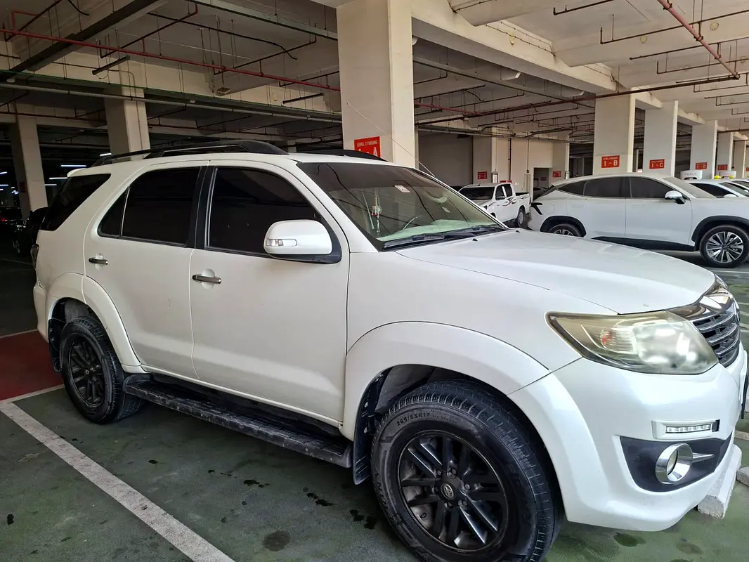 Toyota Fortuner 2015 — photo 1 of 13