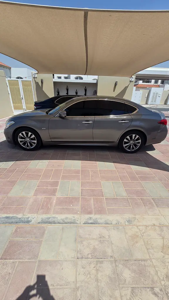 Infiniti Q70 2015 — photo 1 of 9
