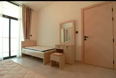 سرير في غرفة (roommate)